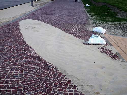 zand op de weg en vuilniszakken